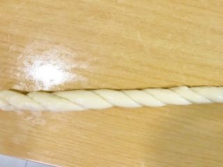 13、东北软炸麻花-妈妈的味道,两头再次上劲后，对折，拧好。