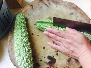 1、神下饭之酸苦瓜炒卤肥肠,新鲜黄瓜 破开去籽