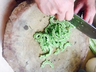 2、神下饭之酸苦瓜炒卤肥肠,切片儿