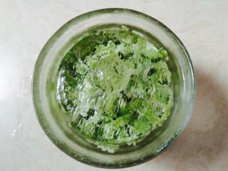 5、神下饭之酸苦瓜炒卤肥肠,将晒好的苦瓜放入罐中 ，倒入熟盐水 ，水要没过苦瓜 ，然后用重物压实。（我买的这个罐子配有专门用来压菜的重盖子）如果没有，用石头或者灌满水的塑料瓶压住即可。注意：重物是为了保证菜不要浮出水面。