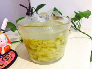 6、神下饭之酸苦瓜炒卤肥肠,等待苦瓜变酸。这时水会变浑浊，苦瓜会变黄。时间的话是根据温度来的，夏天酸得快，冬天酸得慢。现在正值夏季，我腌了四天就很酸了。