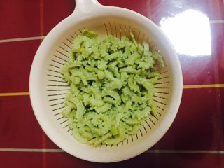 7、神下饭之酸苦瓜炒卤肥肠,将腌好的苦瓜洗净，沥干。