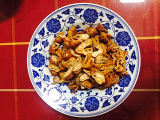 8、神下饭之酸苦瓜炒卤肥肠,卤肥肠切段。