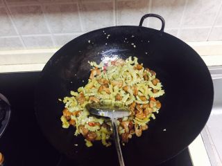 12、神下饭之酸苦瓜炒卤肥肠,倒入肥肠翻炒两分钟。