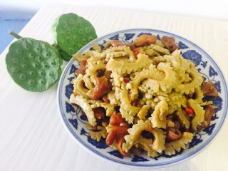 13、神下饭之酸苦瓜炒卤肥肠,盛盘。即食。这道菜是妈妈独创，我从小吃到大，口味非常丰富特别，超级好下饭。