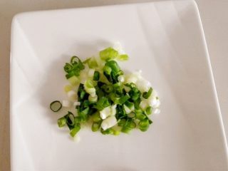 2、香葱火腿包,香葱切末
