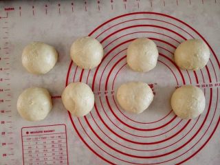 4、香葱火腿包,一发至原来2倍大，取出分割成8份，排气滚圆，松驰10分钟，