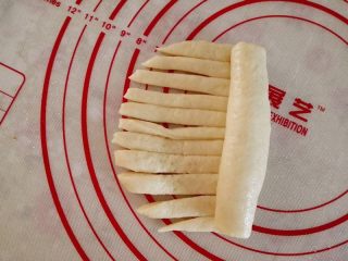5、香葱火腿包,取一个面团，擀成椭圆形，左边用刮板切成如图，从右边开始卷向左边，