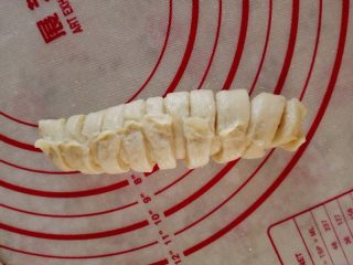 6、香葱火腿包,最后把面团粘在一起，收口，