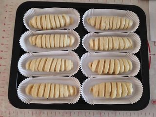 7、香葱火腿包,把所有面团都弄好后，放在纸托里，在烤盘里摆好，进行二发