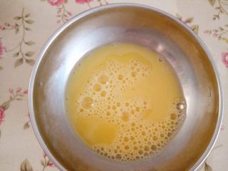 8、香葱火腿包,鸡蛋打在碗里，打散，