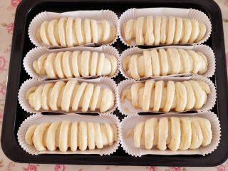9、香葱火腿包,二发至原来2倍大，刷上全蛋液，