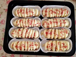 10、香葱火腿包,均匀地撒上火腿碎，