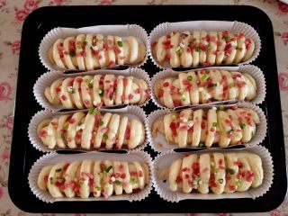 11、香葱火腿包,再撒上香葱