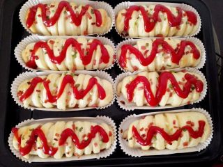 13、香葱火腿包,取出涂上番茄酱