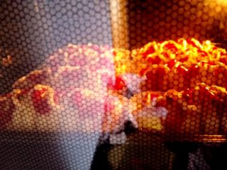 15、香葱火腿包,放回烤箱，继续烤7分钟左右，