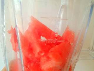 3、营养雪糕,取一半放料理机打成汁