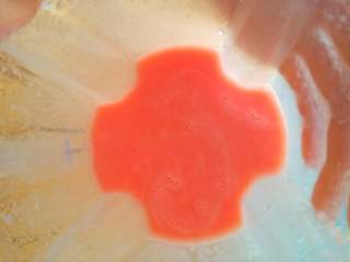 4、营养雪糕,再加入营养快线搅拌均匀