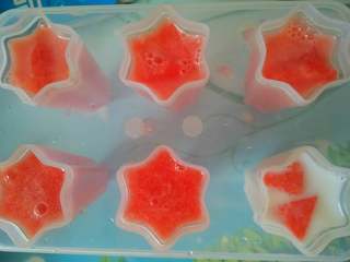 6、营养雪糕,再把调好的西瓜汁加进去，不要倒太满了，(这里我做了3种，一个纯西瓜汁，一个纯营养快线，一个是混合的)