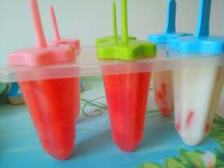 7、营养雪糕,最后插上棍子放入冰箱冷冻1天便可。