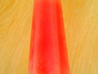 9、营养雪糕,如果取雪糕困难，可以在外面用冷水冲一下，再摇一下棍子就很容易取出来了。