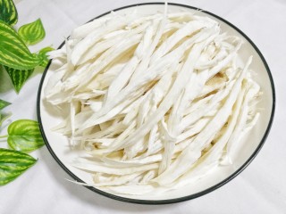 2、比肉还好吃的手撕杏鲍菇,杏鲍菇切用手撕成细条。