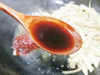 7、比肉还好吃的手撕杏鲍菇,一勺生抽。