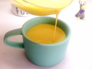 5、奶香小米布丁,过滤好的面糊非常细腻，称流线状，倒入容器里；