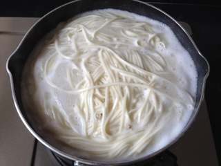 11、葱油面,将面条煮熟