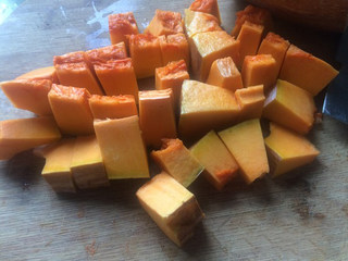 1、奶油南瓜羹,南瓜去籽，洗净切块