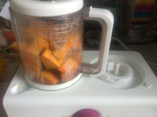 2、奶油南瓜羹,南瓜放到辅食机配套的杯子里，卡在左边蒸熟