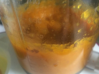 3、奶油南瓜羹,南瓜蒸熟后，杯子翻转，卡在辅食机右边打成泥。如果南瓜不够甜，稍微加点糖粉拌匀