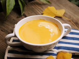 5、奶油南瓜羹,拌匀后，用筷子沾奶油在表面滴几滴，然后用牙签画出花纹