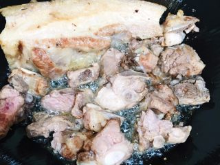 7、东北酸菜炖排骨,下排骨和猪五花煸炒出香味