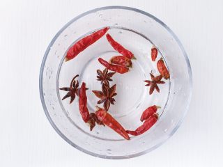 8、东北酸菜炖排骨,八角和辣椒洗净