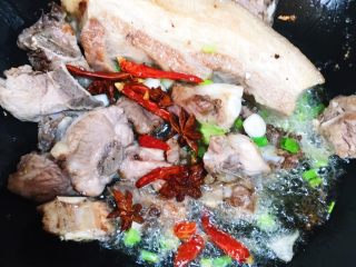 10、东北酸菜炖排骨,下香料