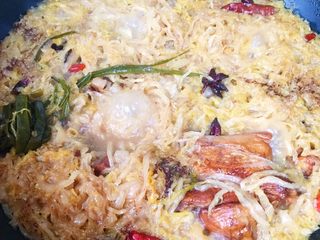 16、东北酸菜炖排骨,小火慢炖一个小时后加少许盐和鸡精调味即可