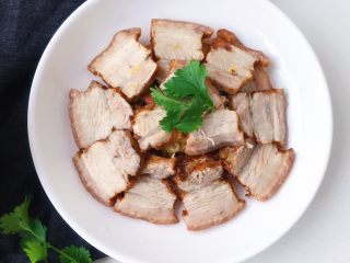 18、东北酸菜炖排骨,五花肉趁热片成薄片沾着蒜酱吃 别有一番风味哦