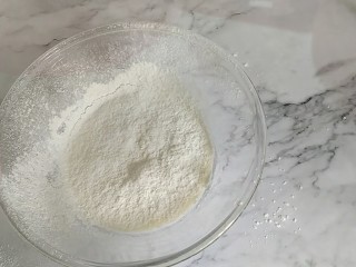4、戚风蛋糕6寸,筛入低筋面粉。