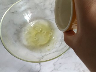 8、戚风蛋糕6寸,蛋白中放入柠檬汁或白醋，放入冰箱冷藏，我一般是分离好蛋黄后将蛋白放入冰箱