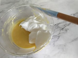 14、戚风蛋糕6寸,将1/3的蛋白糊倒入蛋黄糊中，用翻拌的手法拌匀，抄底往上翻，和炒菜相类似的动作。