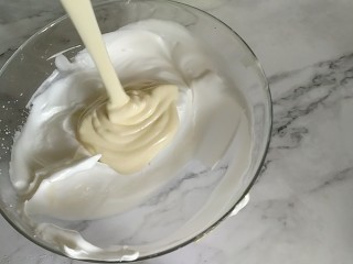 15、戚风蛋糕6寸,将拌好的蛋糊倒入蛋白中，抄底翻拌均匀。