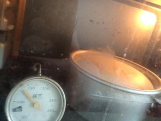 17、戚风蛋糕6寸,放入预热好的烤箱，我一般是在打蛋白的时候预热，上火150度，大约烤50分钟，出炉后从高处往下落，目的是为了排除热气倒扣凉凉。