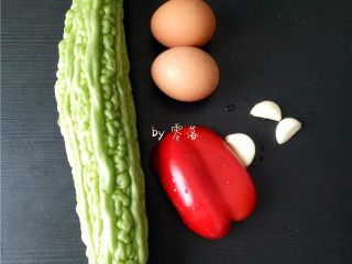 1、苦瓜蛋脯,备好食材：苦瓜，鸡蛋，甜椒，大蒜，小葱；