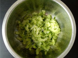 3、苦瓜蛋脯,将苦瓜切薄片，尽量薄；