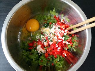 7、苦瓜蛋脯,苦瓜里调入鸡蛋，甜椒，大蒜，葱末；