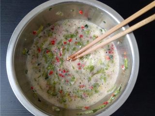 9、苦瓜蛋脯,调入盐，白糖，胡椒粉，料酒，再次搅拌均匀；