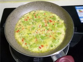 12、苦瓜蛋脯,用小火将苦瓜蛋液煎至凝固；