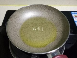 10、苦瓜蛋脯,平底锅里倒入适量橄榄油；