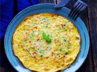 13、苦瓜蛋脯,一面煎黄，翻面继续煎黄；